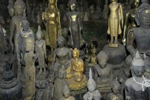 Buddhas in allen Grössen und Formen
