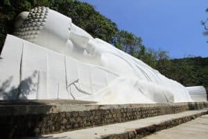 Liegender Buddha Tacu Berg